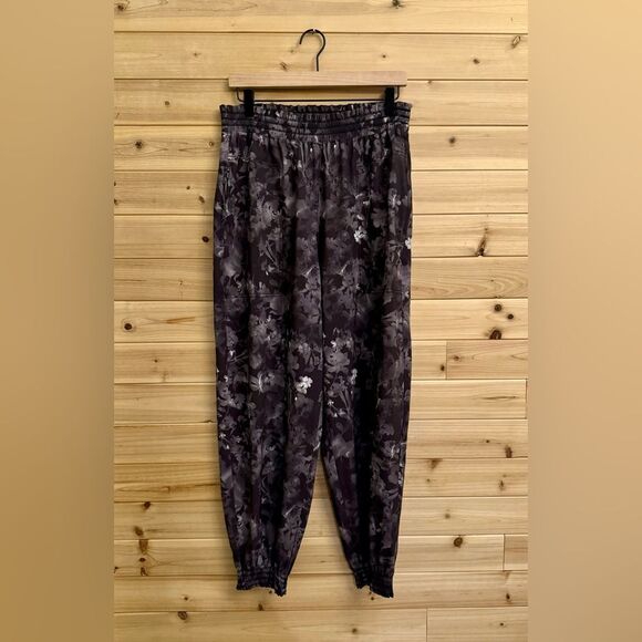 Athleta Size 10 Floral Grayscale Printed High Rise Savannah Jogger - Picture 1 of 13